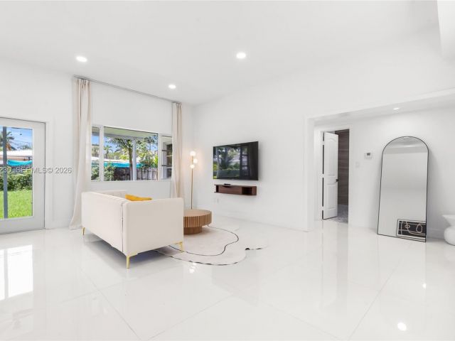 Дом в аренду по адресу 1581 Normandy Dr - фото 7192737