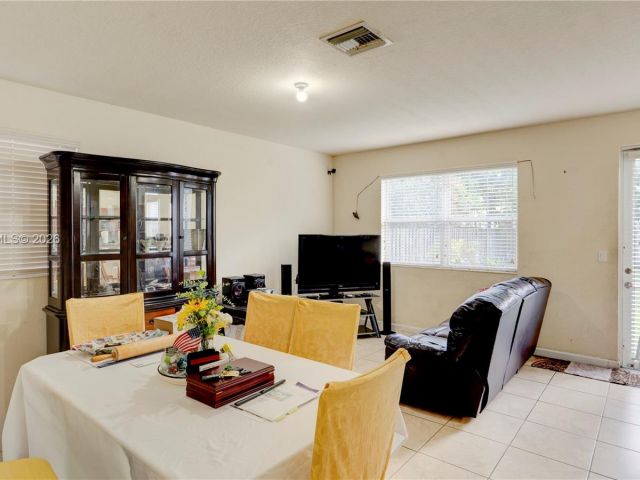 Продажа дома по адресу 355 NE 31st Ave - фото 7329990