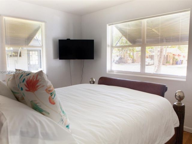 Дом в аренду по адресу 1821 Harding St - фото 7442908