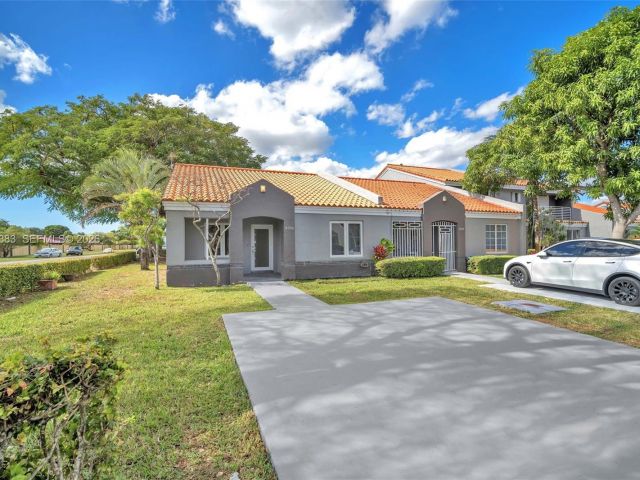 Дом в аренду по адресу 8394 SW 148th Ave 8394 - фото 7510147