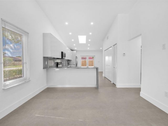 Дом в аренду по адресу 8394 SW 148th Ave 8394 - фото 7510151