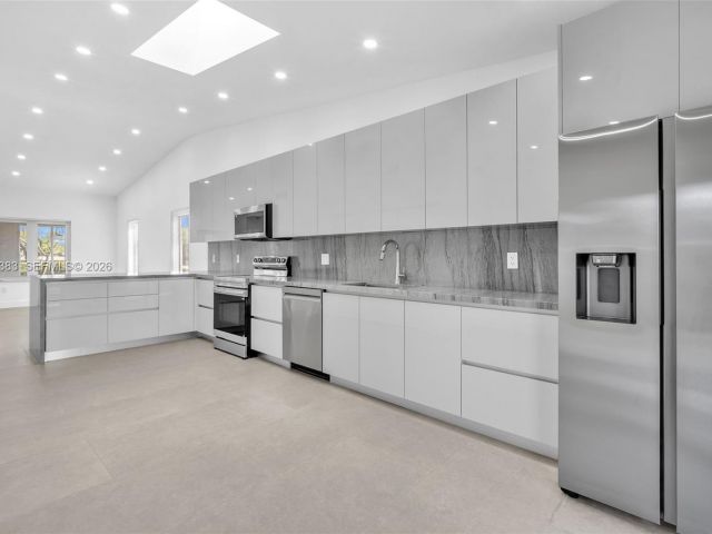 Дом в аренду по адресу 8394 SW 148th Ave 8394 - фото 7510155