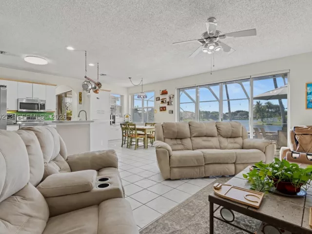 Продажа дома по адресу 15842 NW 10th St - фото 9341532