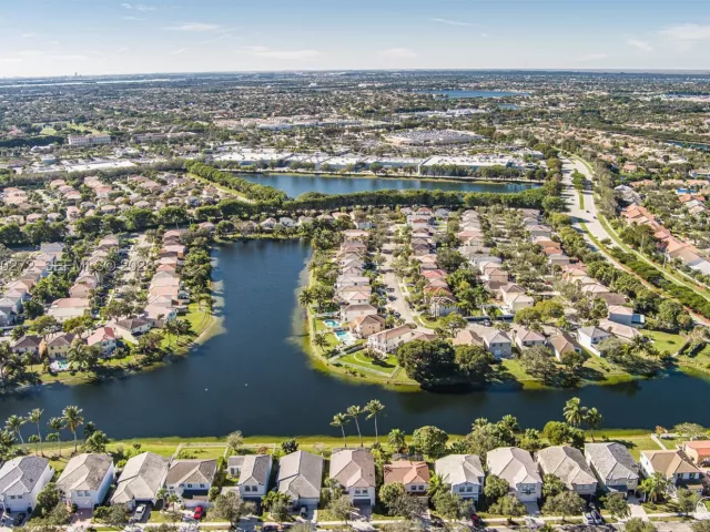 Продажа дома по адресу 15842 NW 10th St - фото 9341553