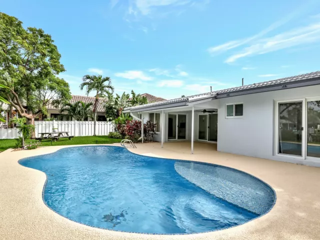 Продажа дома по адресу 421 SE 5 Terrace - фото 8976427