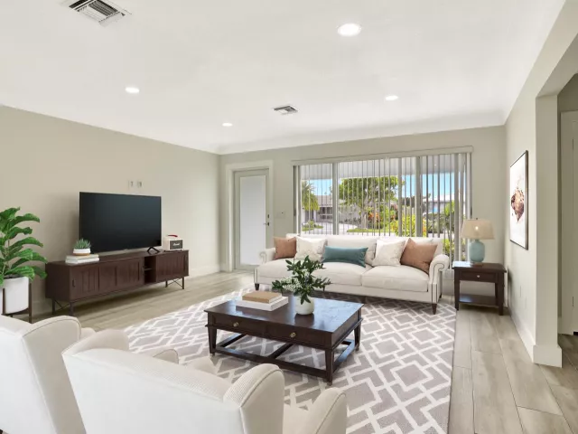 Продажа дома по адресу 421 SE 5 Terrace - фото 8976430