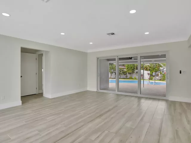 Продажа дома по адресу 421 SE 5 Terrace - фото 8976431