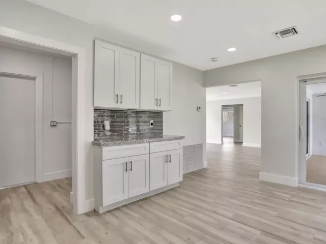 Продажа дома по адресу 421 SE 5 Terrace - фото 8976436