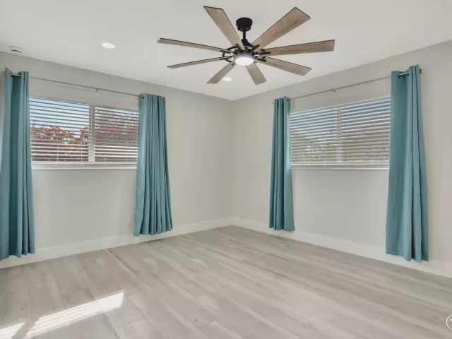 Продажа дома по адресу 421 SE 5 Terrace - фото 8976445