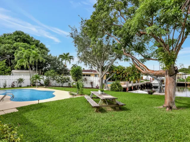 Продажа дома по адресу 421 SE 5 Terrace - фото 8976454