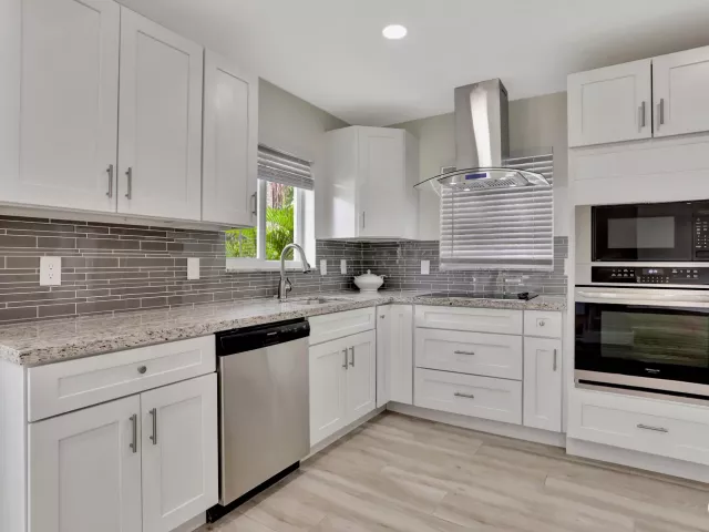 Продажа дома по адресу 421 SE 5 Terrace - фото 8976420