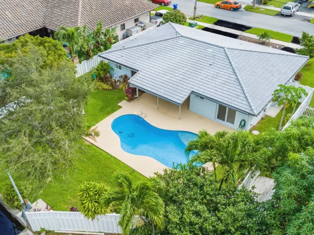 Продажа дома по адресу 421 SE 5 Terrace - фото 8976423