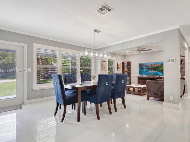 Продажа дома по адресу 424 NE 27th Dr - фото 7329764