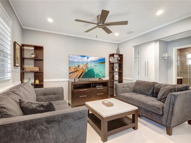 Продажа дома по адресу 424 NE 27th Dr - фото 7329769