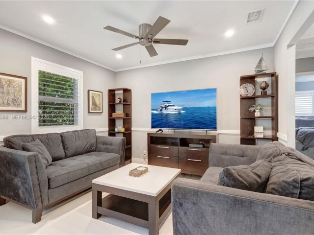 Продажа дома по адресу 424 NE 27th Dr - фото 7329770