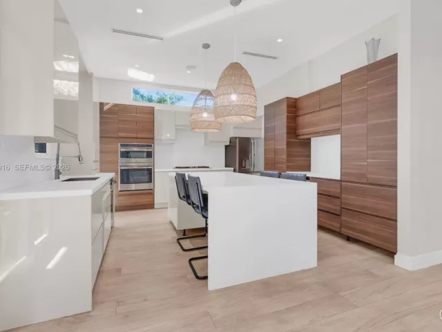 Продажа дома по адресу 760 NE 115th St - фото 7369898