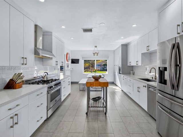 Продажа дома по адресу 831 NE 109th St - фото 7524690