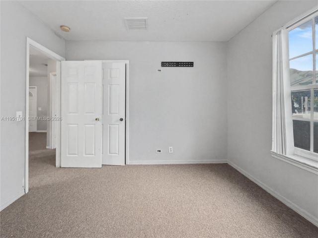 Продажа дома по адресу 4711 NW 16th Ave - фото 7473558