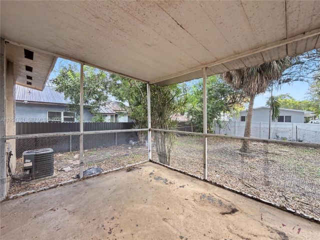 Продажа дома по адресу 4711 NW 16th Ave - фото 7473564