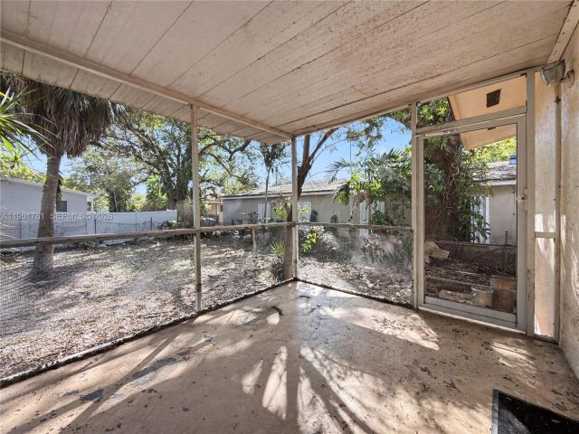 Продажа дома по адресу 4711 NW 16th Ave - фото 7473566