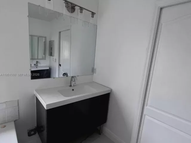 Дом в аренду по адресу 11301 ROCKINGHORSE RD - фото 7233802