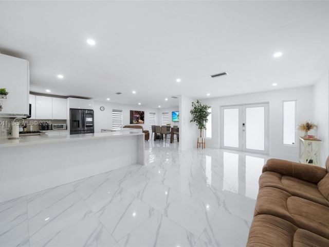 Продажа дома по адресу 1310 SW 78th Ave - фото 7440185