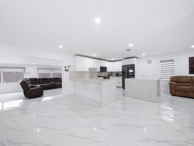 Продажа дома по адресу 1310 SW 78th Ave - фото 7440195