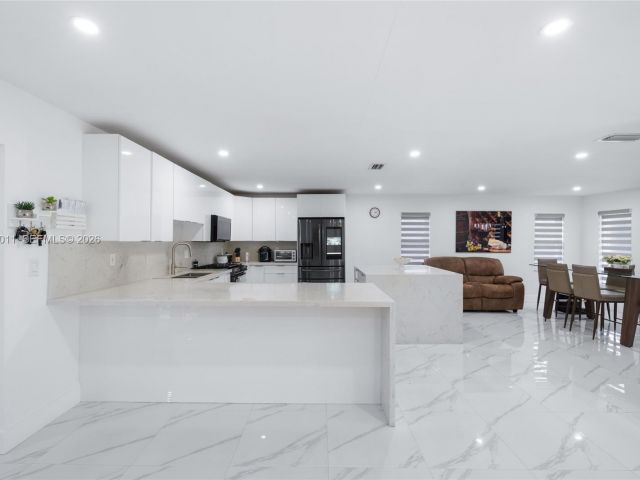 Продажа дома по адресу 1310 SW 78th Ave - фото 7440197