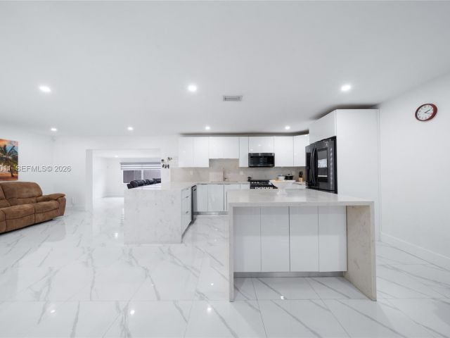 Продажа дома по адресу 1310 SW 78th Ave - фото 7440198