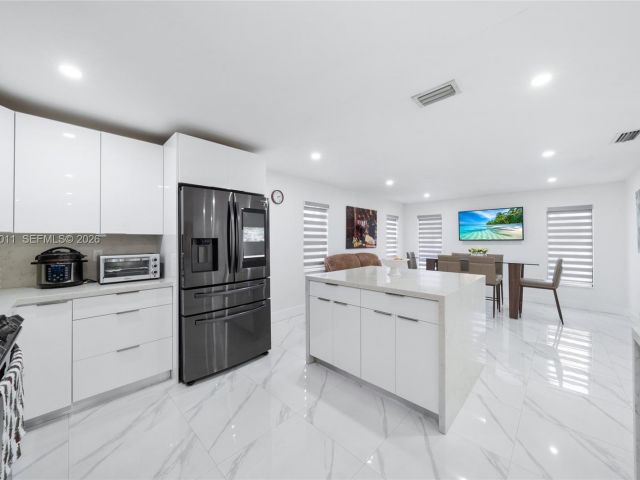 Продажа дома по адресу 1310 SW 78th Ave - фото 7440202