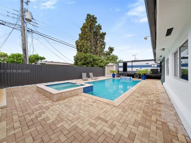 Продажа дома по адресу 1310 SW 78th Ave - фото 7440210