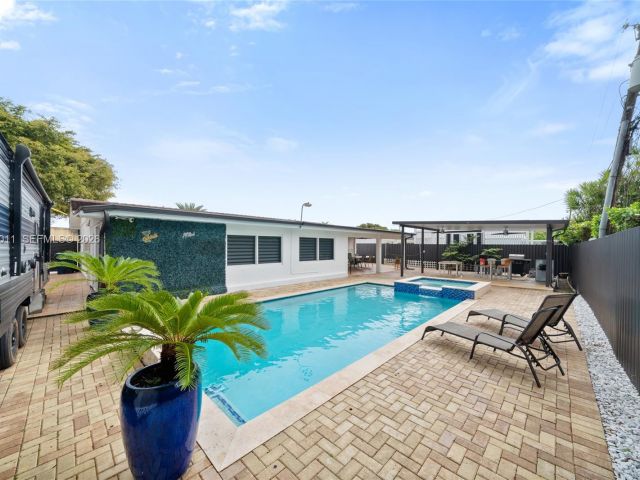 Продажа дома по адресу 1310 SW 78th Ave - фото 7440213