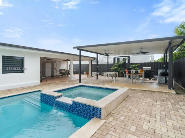 Продажа дома по адресу 1310 SW 78th Ave - фото 7440215