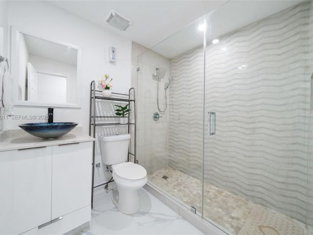 Продажа дома по адресу 1310 SW 78th Ave - фото 7440221