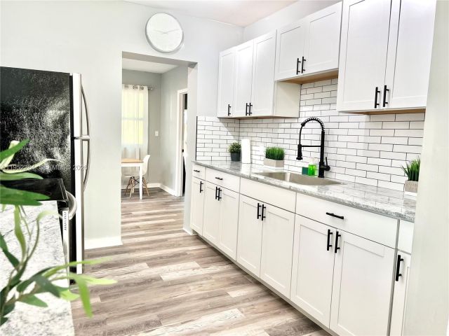 Продажа дома по адресу 436 NW 15th Ave - фото 7513643