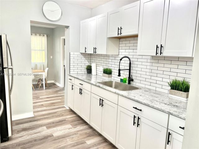 Продажа дома по адресу 436 NW 15th Ave - фото 7513644