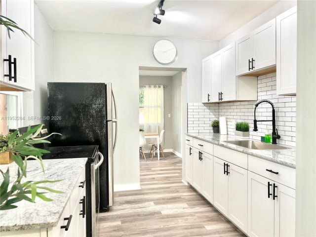 Продажа дома по адресу 436 NW 15th Ave - фото 7513645