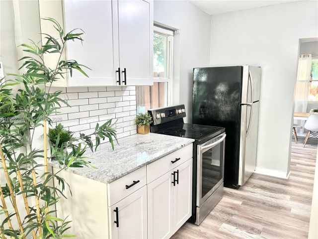 Продажа дома по адресу 436 NW 15th Ave - фото 7513646