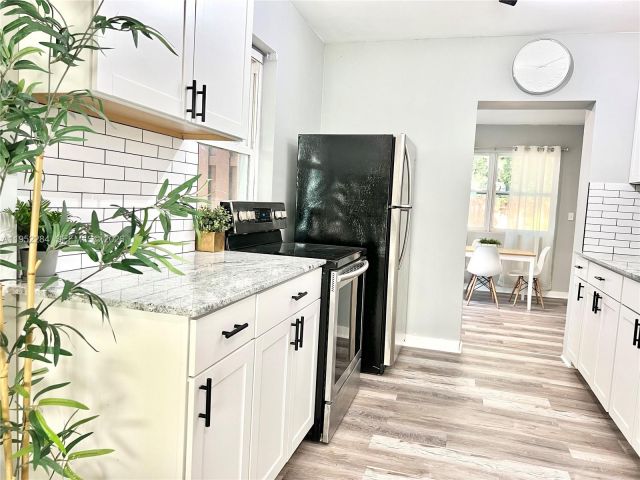 Продажа дома по адресу 436 NW 15th Ave - фото 7513647