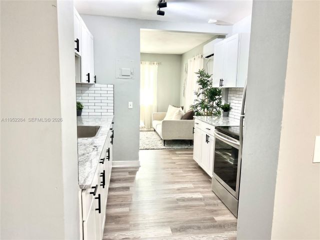 Продажа дома по адресу 436 NW 15th Ave - фото 7513649