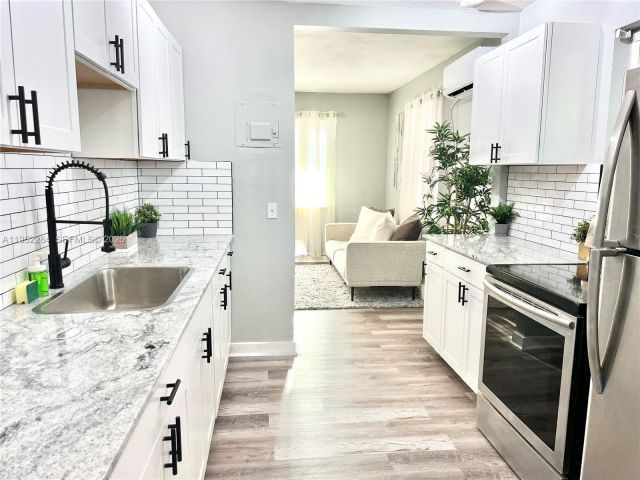 Продажа дома по адресу 436 NW 15th Ave - фото 7513650