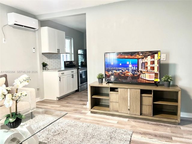 Продажа дома по адресу 436 NW 15th Ave - фото 7513653