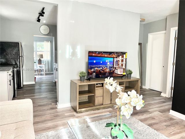 Продажа дома по адресу 436 NW 15th Ave - фото 7513654