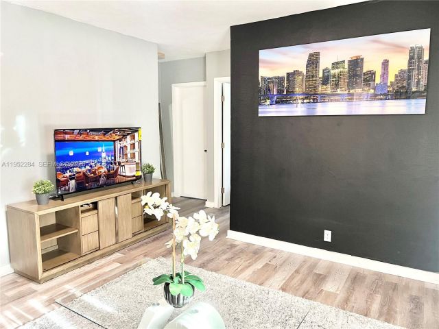 Продажа дома по адресу 436 NW 15th Ave - фото 7513655