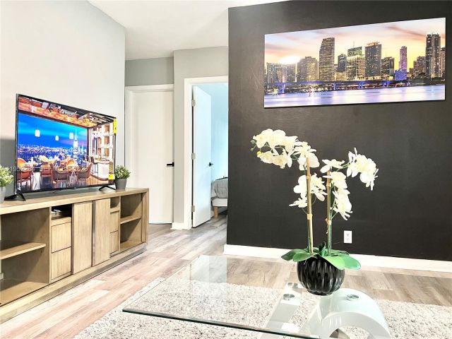 Продажа дома по адресу 436 NW 15th Ave - фото 7513658