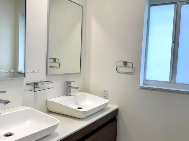 Дом в аренду по адресу 16453 NE 33rd Ave 1 - фото 7252709