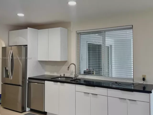 Дом в аренду по адресу 16453 NE 33rd Ave 1 - фото 7252711