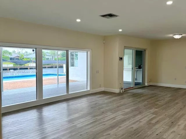 Дом в аренду по адресу 16453 NE 33rd Ave 1 - фото 7252716