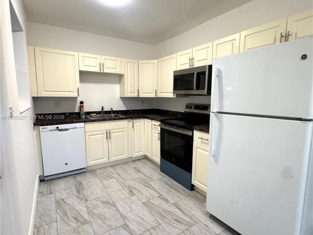 Дом в аренду по адресу 1511 NE 42nd Street - фото 7478088