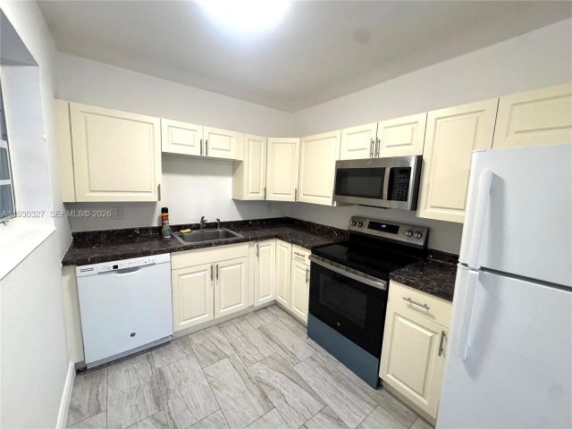 Дом в аренду по адресу 1511 NE 42nd Street - фото 7478089